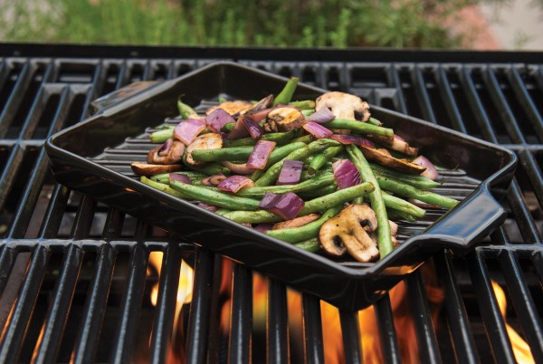 CC3804 Flame-Friendly™ Grilling Pan - Styled