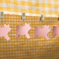 CC5098 Pig Tablecloth Weights - Styled
