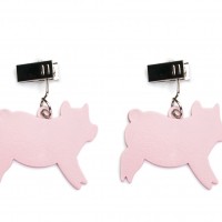 CC5098 Pig Tablecloth Weights - Product on White