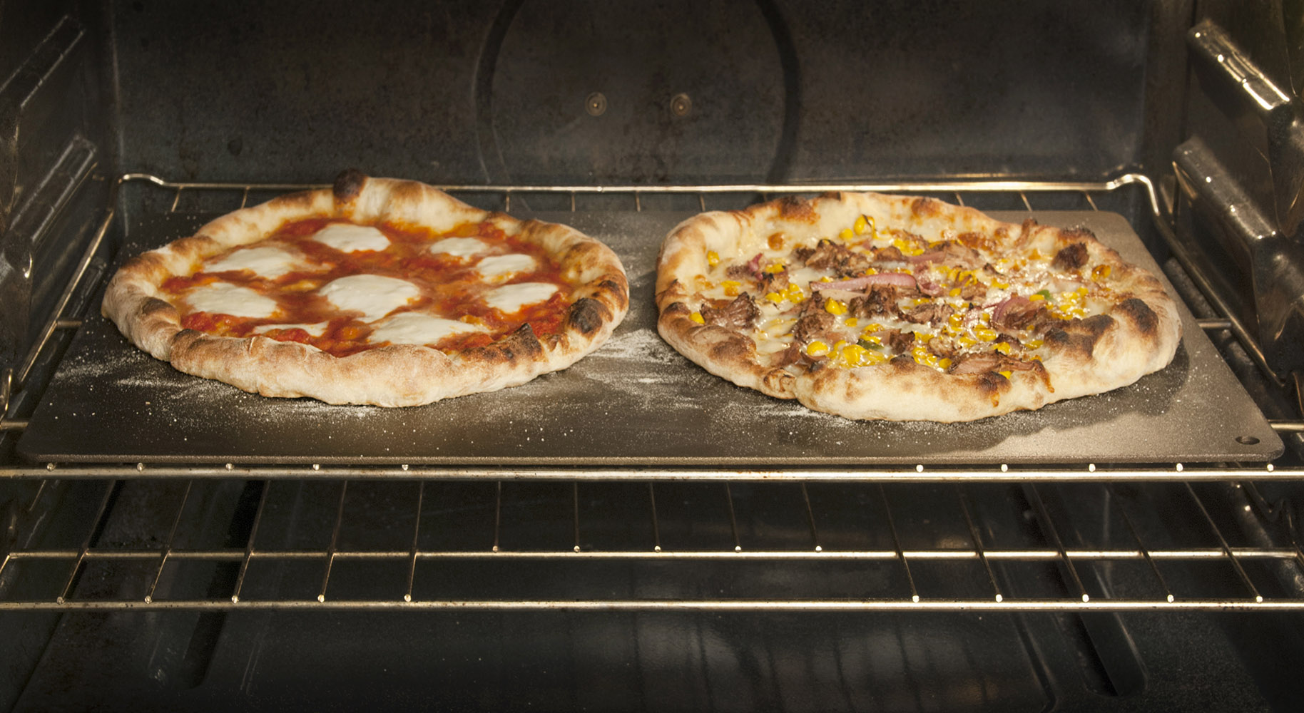 Сколько по времени печь пиццу в духовке. Пицца домашняя в духовке. Пицца в духовкн на решётке. Пицца из духовки. Пицца на пергаменте в духовке.