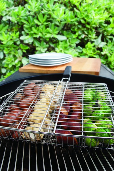 SR8128 4-Compartment Grilling Basket - Styled